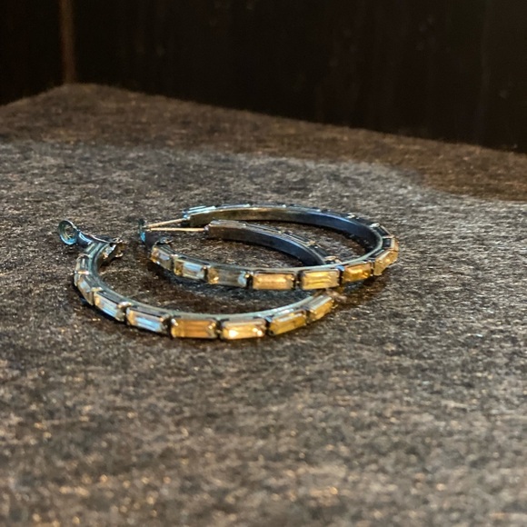 Vera Wang Earrings - Picture 2 of 4